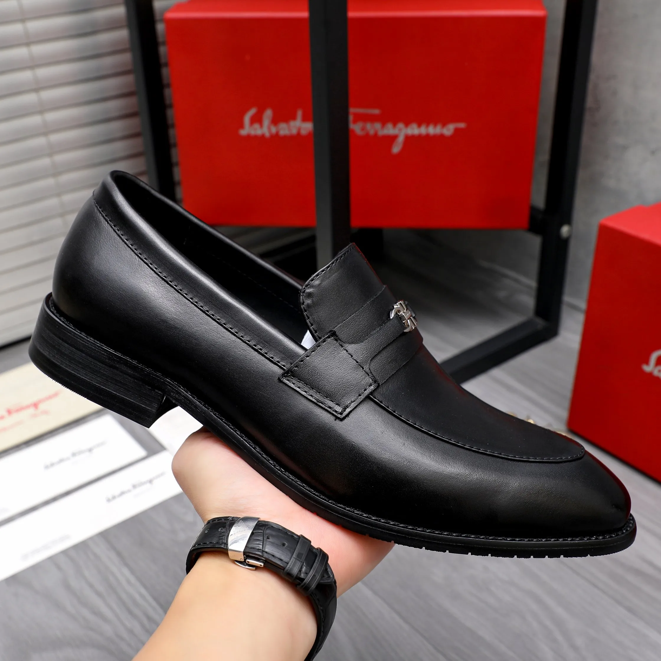 Men's shoes 💰480 Product trademark: Ferragamo " Ferragamo ] Business slip-on leather shoes Regular size: 39-44 Product materials: Selected high-quality cowhide upper, cowhide lining, original outsole